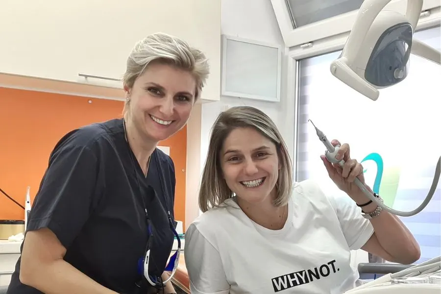 pjeskiranje zuba, pacijentikinja Jelena Dubljevic drzi u ruci instrument za pjeskiranje tzv pjeskara